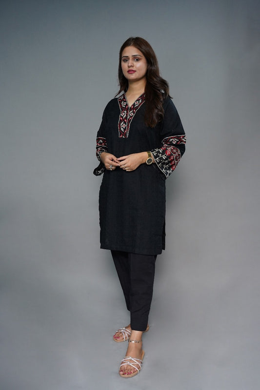 سیاہ چکنکاری لان شرٹ