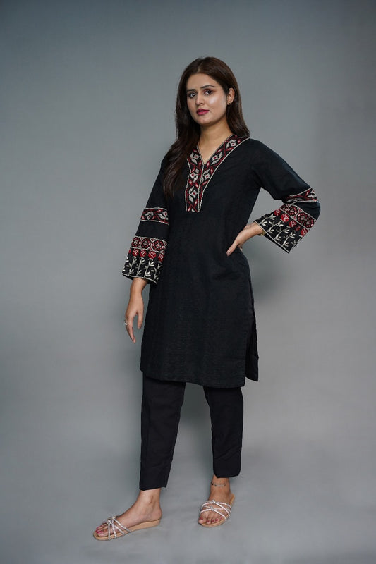 سیاہ چکنکاری لان شرٹ